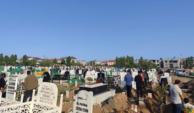 Van’da bayramın ilk günü mezarlıklar ziyaret edildi