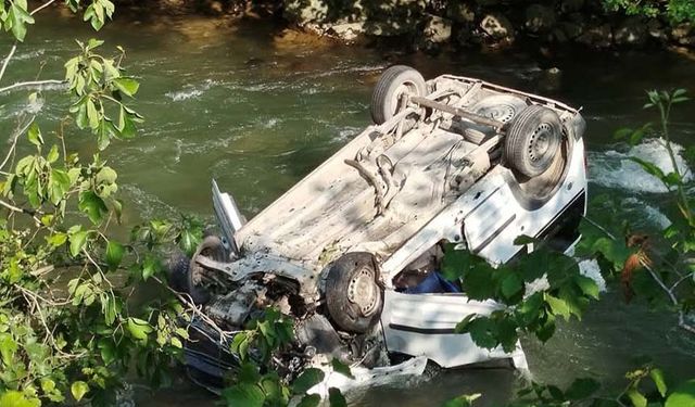Hafif ticari araç dereye yuvarlandı: 2 ölü, 1 yaralı