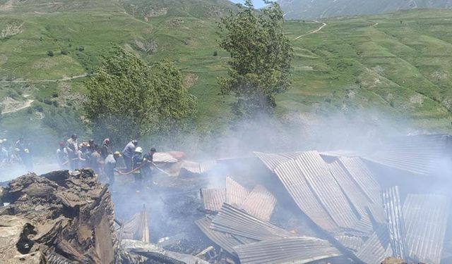 Van'da ev yangını: 14 yaşındaki çocuk öldü
