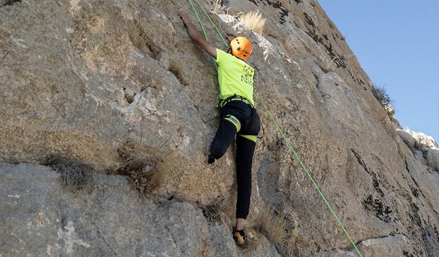 Van'da tek bacağıyla zirveleri zorlayan sporcu, şampiyon olmayı hedefliyor