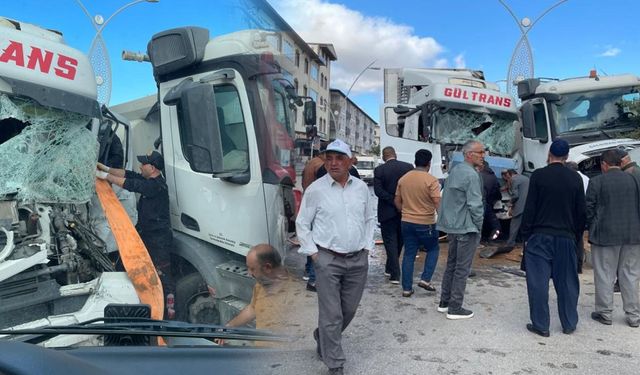 Van'da tır, sulama kamyonuna arkadan çarptı!