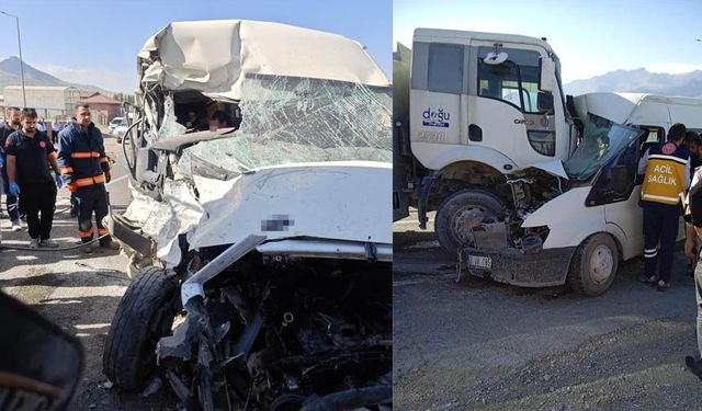 Van'da minibüs ile kamyon çarpıştı