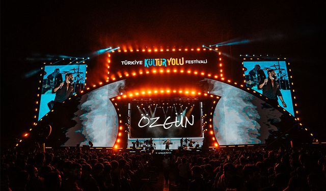 Şarkıcı Özgün Uğurlu, Van Kültür Yolu Festivali'nde konser verdi