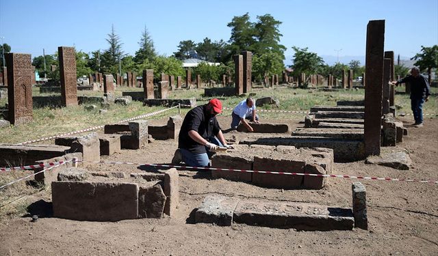 Selçuklu Meydan Mezarlığı'nda 22 yeni mezar kayıt altına alındı