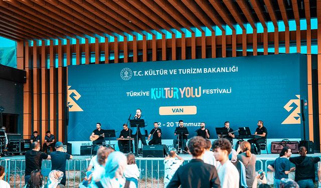 Van'daki festival renkli etkinliklere sahne oldu