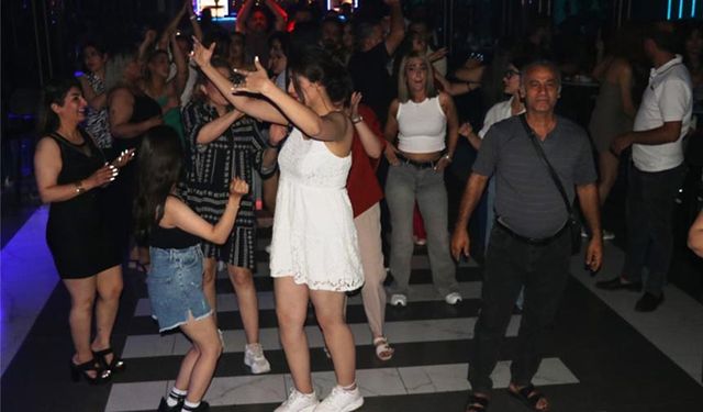 İranlı turistler Van'da eğleniyor