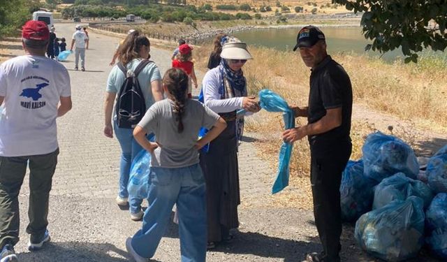 Doğaseverler Van Gölü sahilinde çöp topladı