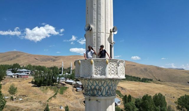Van'da telefonla konuşmak için minareye çıkıyorlar