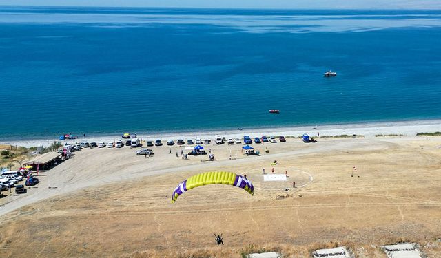 Öğrenciler yamaç paraşütü becerilerini Van'da geliştiriyor