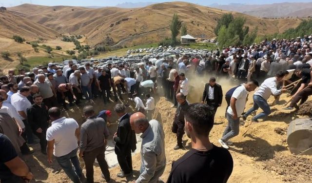 Yüksekova-Van yolunda hayatını kaybeden 5 kişi defnedildi