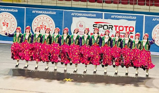 Van Halkoyunları ekibi Türkiye ikincisi oldu