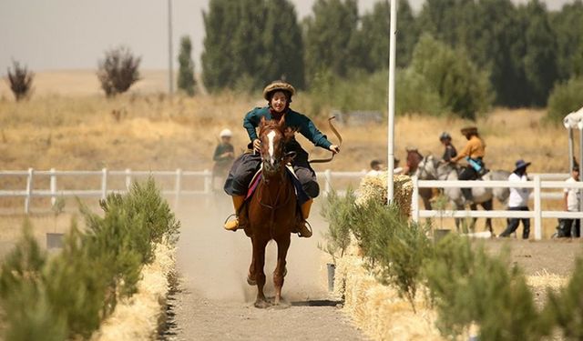 "Kadın süvariler" atlı okçuluğu geliştirerek ecdadın izinden gidiyor