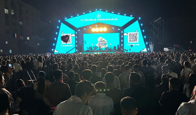 Merve Özbey'den Yüksekova'da konser