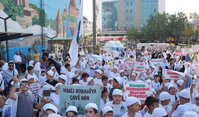 Van'da çocuklardan namaz temalı yürüyüş
