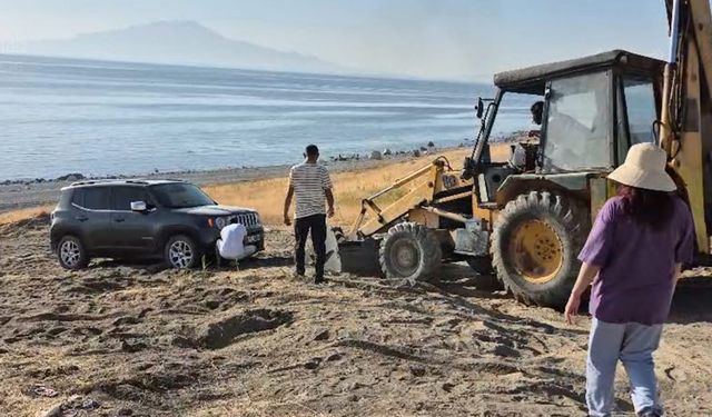 Van'da piknikçiler yolda kaldı, muhtar yardıma koştu