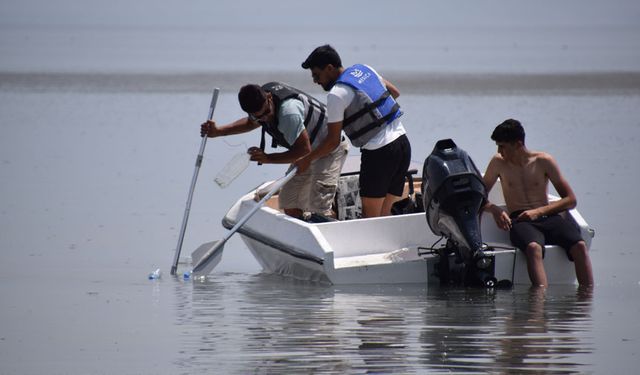 Kendi yaptığı tekne ile Van Gölü'nde çöp topladı