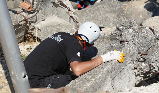 Türk mühendis yaptı: Depremde enkaz altında kalanlarla iletişim kuruyor