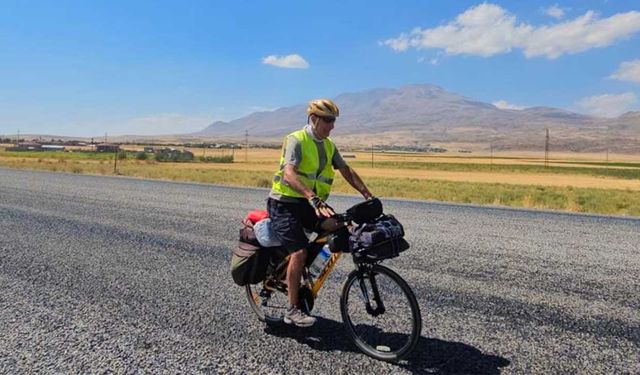 Bisiklet tutkunları Van Gölü'nü tercih ediyor