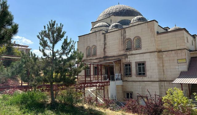 Van'da yaşlı ve engelliler için camiye geçit yapılıyor