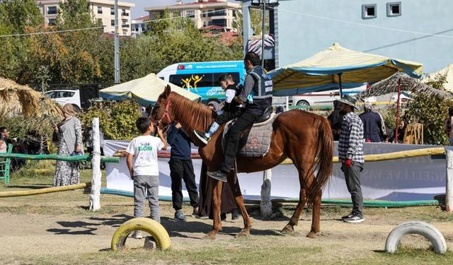 Van’daki özel çocuklar ata binmenin heyecanını yaşadı