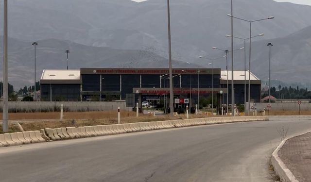 Hakkarililer Van'ı işaret ederek havalimanına ek sefer istedi