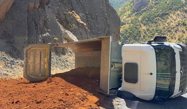 Hakkari'de maden yüklü kamyon devrildi