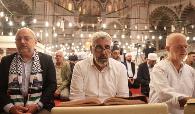 Aileler sabah namazında Gazze için bir araya geldi