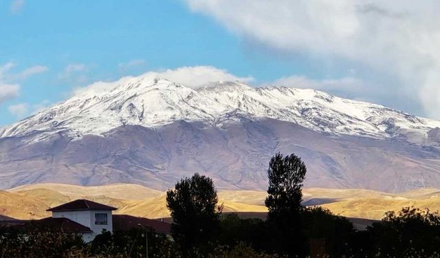 Süphan'a yılın ilk karı yağdı