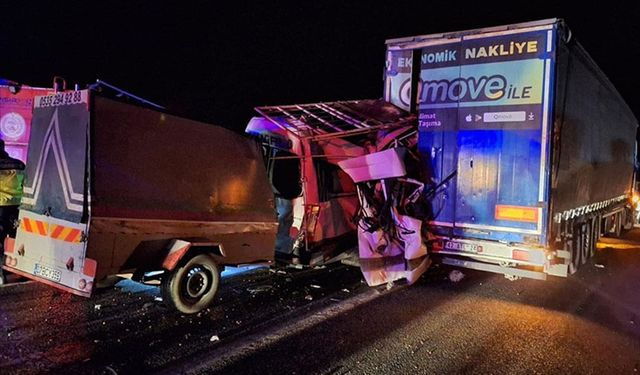 Tarım işçilerini taşıyan minibüsün tıra çarptığı kazada 3 kişi öldü