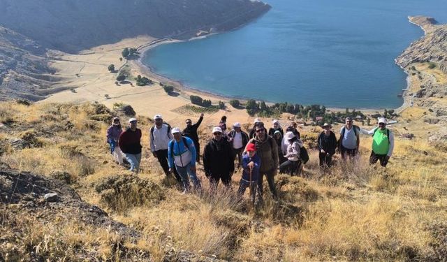 Doğaseverler Van Gölü için 8 kilometre yürüdü