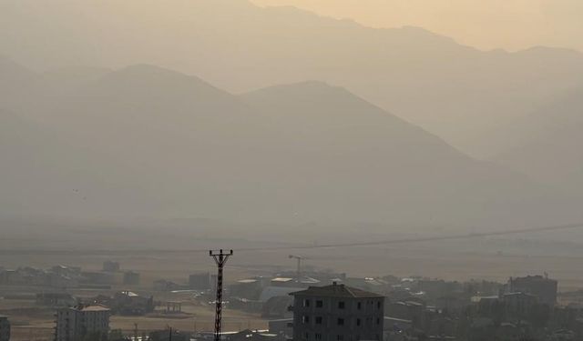 Yüksekova’da toz bulutu etkili oldu