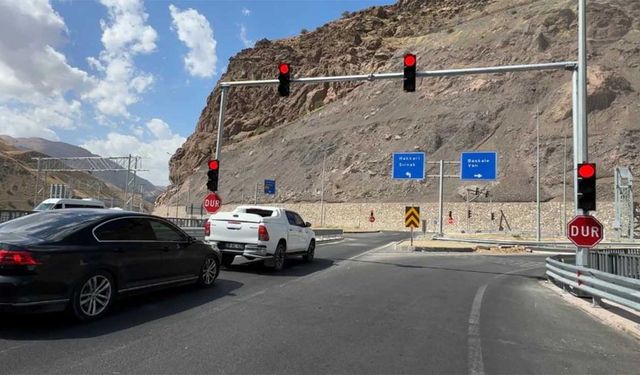 Yüksekova-Van yolunda trafik ışıkları yerleştirildi