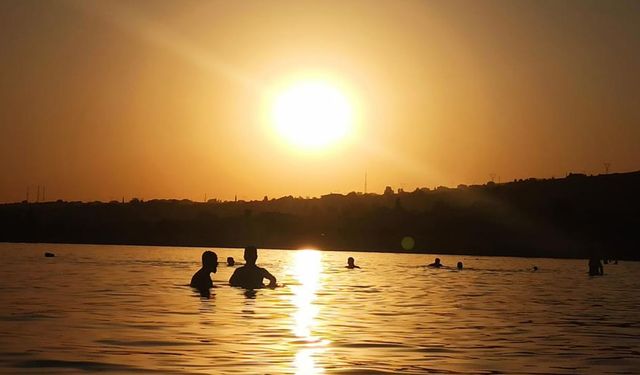 Gün batımında Van Gölü'nde yüzme keyfi