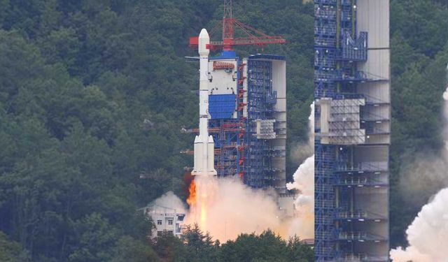 Çin yeni uydusunu uzaya fırlattı