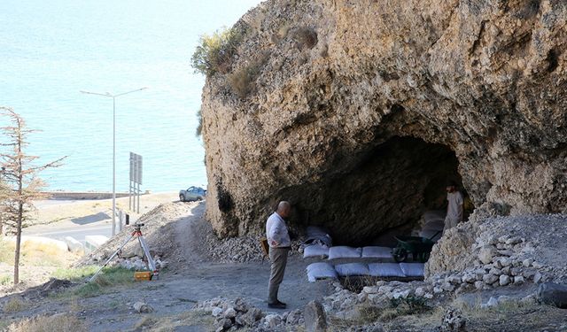 Delikli Mağara'da 8 bin yıllık yaşamın izleri gün yüzüne çıkarıldı