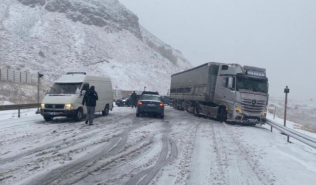 Kar yağışı ulaşımı aksattı