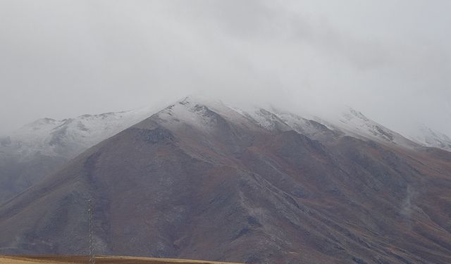 Van'ı çevreleyen dağların zirvesi beyaza büründü