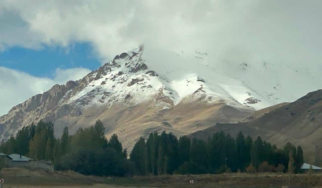 Başkale’de yüksek kesimlere kar yağdı