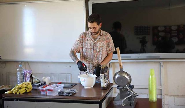 Van'da tatlı ustası, kırsal mahallelerde çocuklara tatlı ikram etti