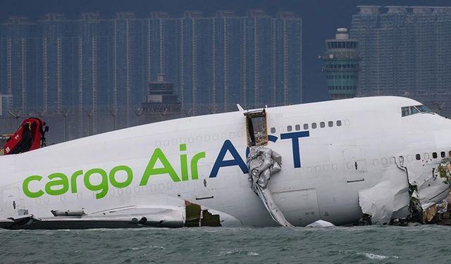 Hong Kong'da kargo uçağı inişte pistten çıkarak denize sürüklendi