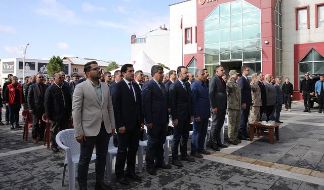 Van'ın Erciş ilçesinde depremde yaşamını yitirenler anıldı