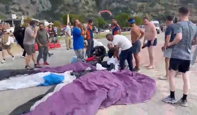 Yamaç paraşütleri havada çarpıştı