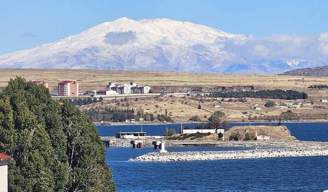 Tatvan'ın yüksek kesimleri beyaza büründü