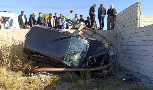 Yüksekova'da otomobil şarampole yuvarlandı