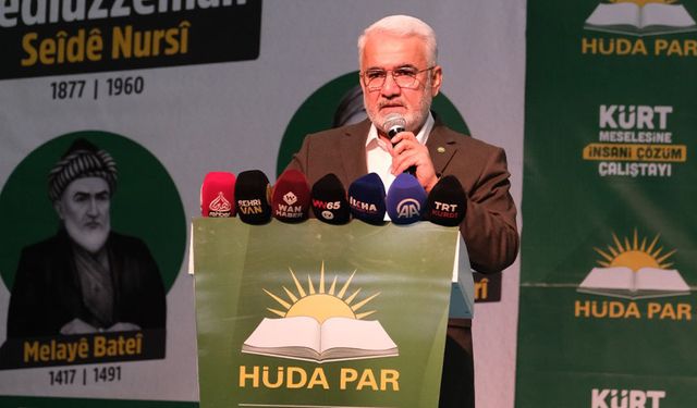 Van’da konuşan Zekeriya Yapıcıoğlu: “Geçmişin acıları üzerine gelecek inşa edilemez”