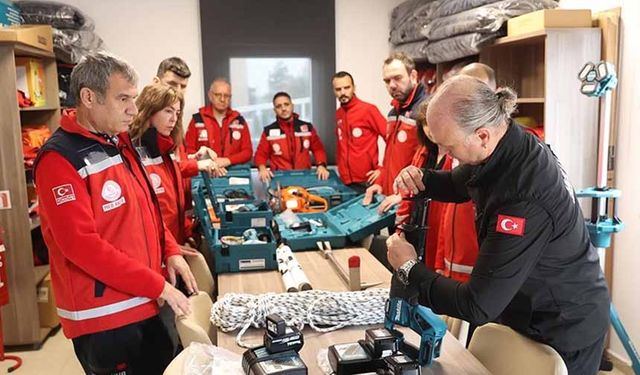 Öğretmenler olası afetlerde hayat kurtarmaya hazırlanıyor