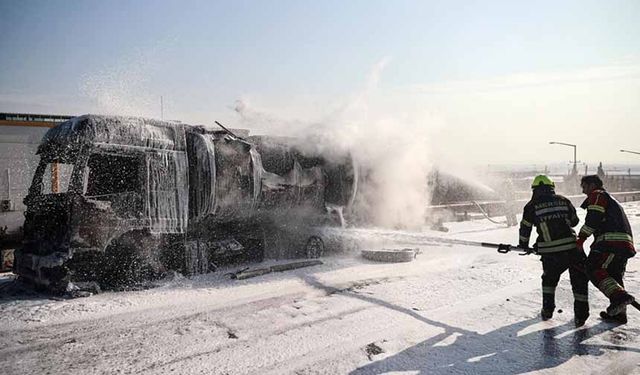 Mersin'de akaryakıt yüklü tankerde çıkan yangın söndürüldü