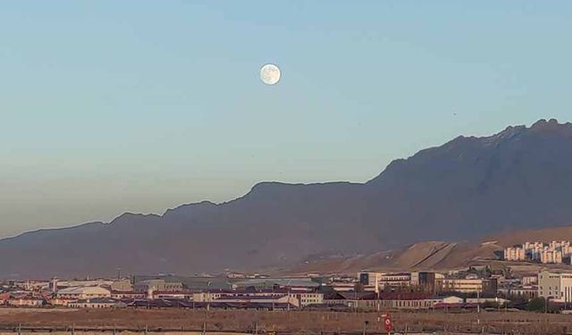 Van'da eş zamanlı güzellik: Ay doğarken güneş battı