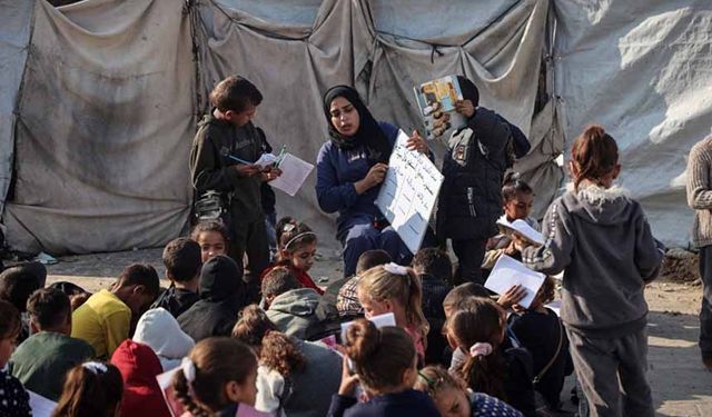 İsrail'in yıktığı okulların yerine kurulan çadırlarda eğitim mücadelesi