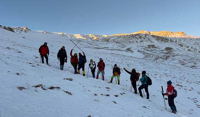 Vanlı dağcılardan 'Öğretmenler Günü'ne özel tırmanış
